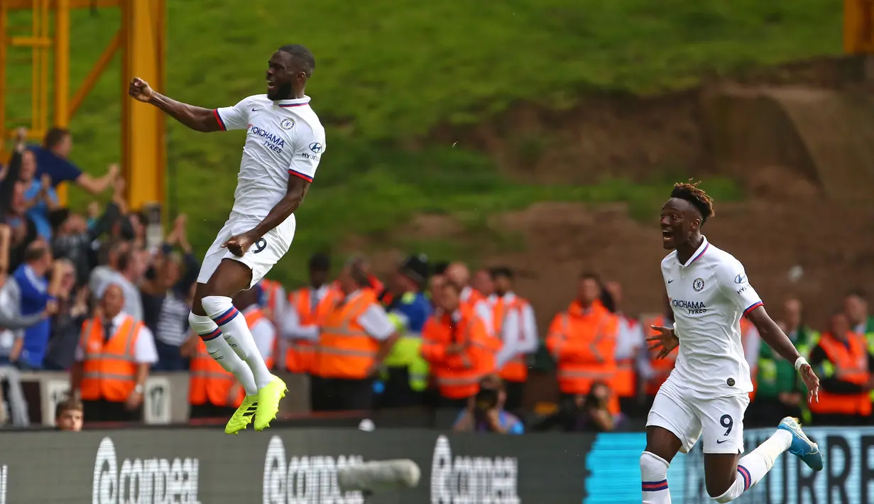Bek Chelsea, Fikayo Tomori (kiri) berselebrasi usai mencetak gol ke gawang Wolverhampton Wanderers pada pertandingan Liga Inggris di stadion Molineux pada 14 September 2019. Bek asal Inggris itu baru bermain sebanyak empat kali untuk Chelsea di berbagai kompetisi musim ini. (AFP/Geoff Caddick)