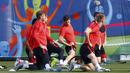 Para Pemain Polandia melakukan peregangan otot pada sesi latihan di Olympic Marseille Training Ground, Marseille, Prancis, (29/6/2016).  (REUTERS/Michael Dalder)