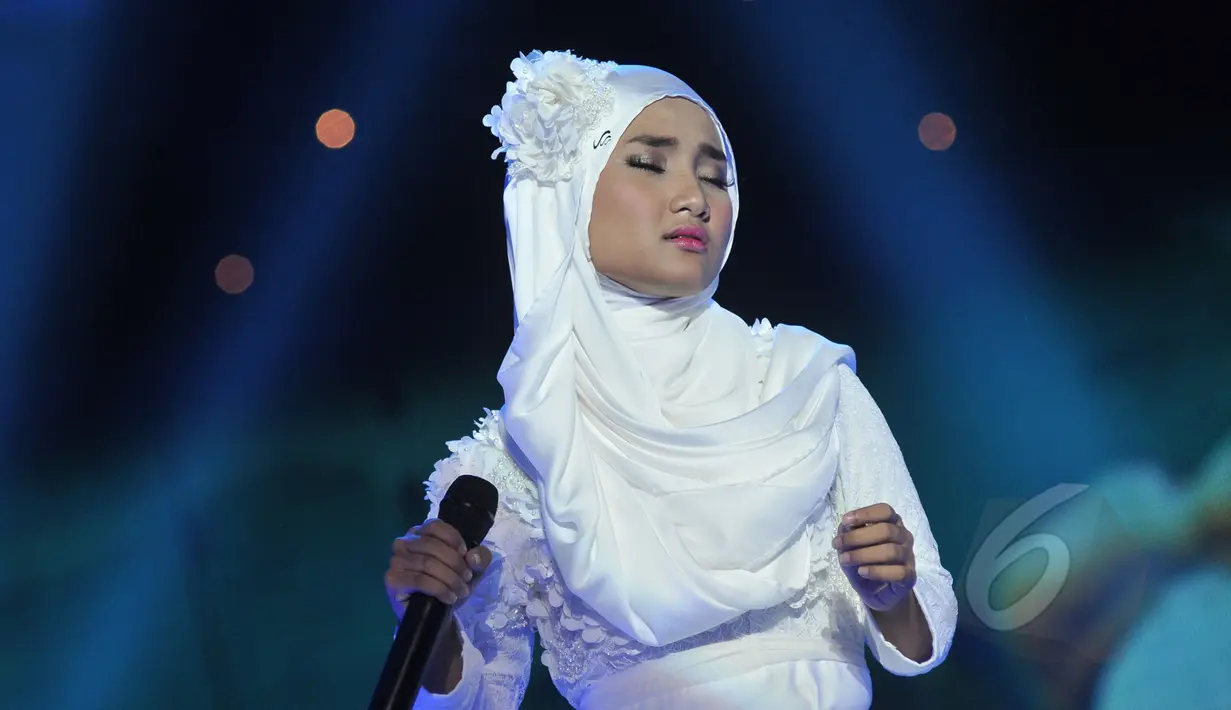 Penampilan spektakuler jawara "X Factor Indonesia" season 1, Fatin Shidqia tampil memukau dengan gaun bersinar terang dalam ajang SCTV Music Awards 2015 di Studio 6 Emtek City, Jakarta, Rabu (6/5). (Liputan6.com/Herman Zakharia)