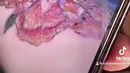 Nathalie Holscher membagikan hasil dari proses penghapusan tato bunga mawar tersebut melalui foto di ponselnya. Foto tersebut menunjukkan kulit Nathalie mengalami kemerahan dan melepuh di atas gambar tato bunga mawar. Selain itu, ia juga memperlihatkan tato di jari telunjuknya yang sudah mulai memudar usai 7 kali laser. (Liputan6.com/IG/@nathalieholscher)