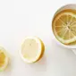 Ternyata minum air lemon hangat di saat saur dapat memberikan banyak manfaat bagi kesehatan dan kecantikan Anda, penasaran? Simak ini.