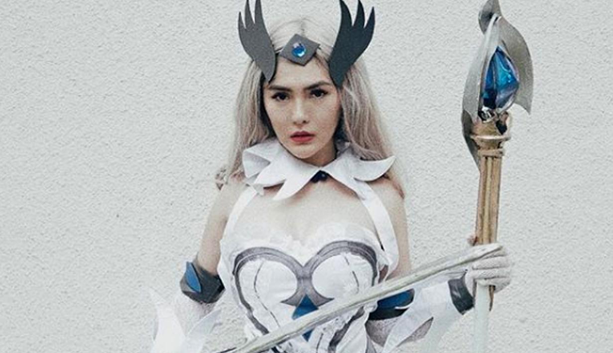 FOTO: Pose Menggoda Angela Lee, Selebgram Cantik yang ...