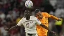 <p>Pemain Qatar,&nbsp;Almoez Ali (kiri) berebut bola dengan pemain Belanda, Virgil van Dijk saat matchday ketiga Grup A Piala Dunia 2022 yang berlangsung di Stadion Al Bayt, Selasa (29/11/2022). (AP/Lee Jin-man)</p>