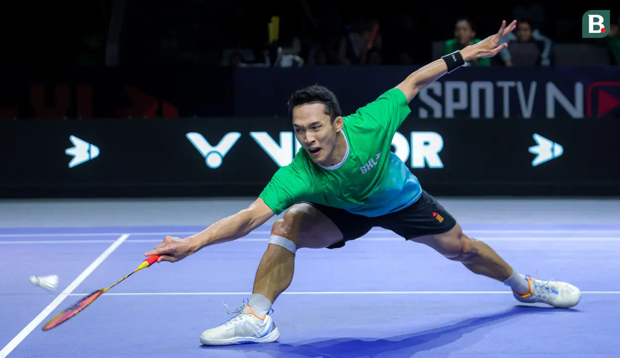 Pebulu tangkis tunggal putra Indonesia, Jonatan Christie dari tim Blitzers berusaha mengembalikan kok ke arah Anthony Ginting dari tim Hurricanes dalam laga Badminton XL 2025 di Istora Senayan, Jakarta, Sabtu (04/10/2025). (Bola.com/Bagaskara Lazuardi)