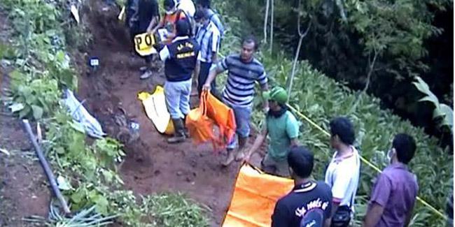 Polisi mengevakuasi jenazah korban Muhyaro | (c) merdeka.com