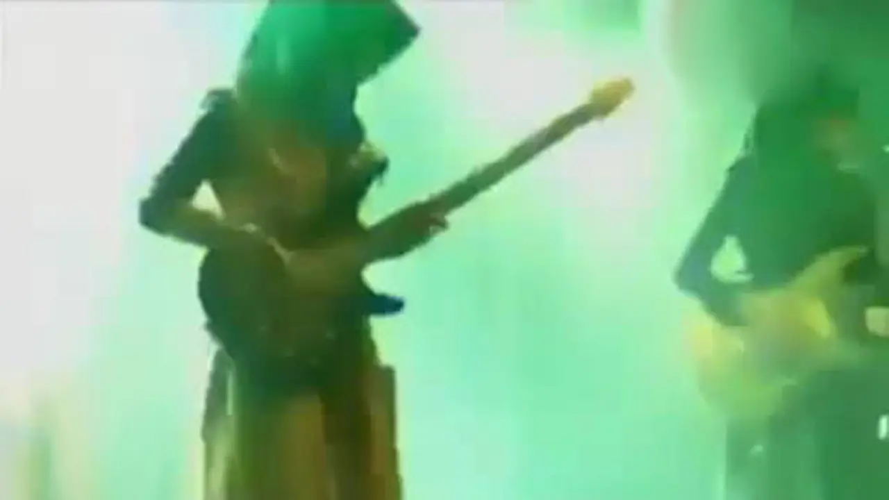 Aksi 3 Remaja Berhijab Mainkan Musik Beraliran Metal