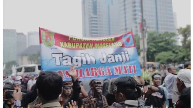 NEWS PLUS - ribuan guru honorer dari seluruh indonesia menggelar demo di sekitar monas dan istana negara. mereka menuntut di jadikan PNS sesuai dengan janji pemerintah.