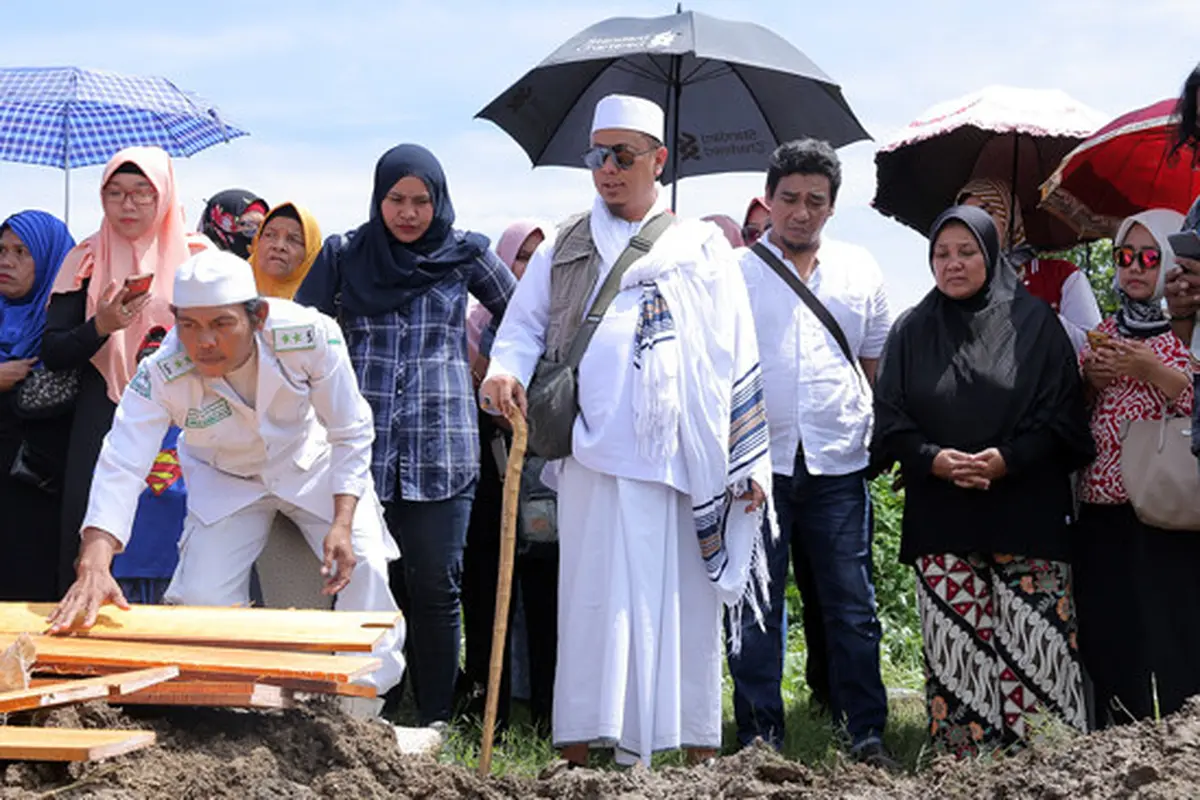 [Bintang] Opick di pemakaman istrinya Wulan Mayasari