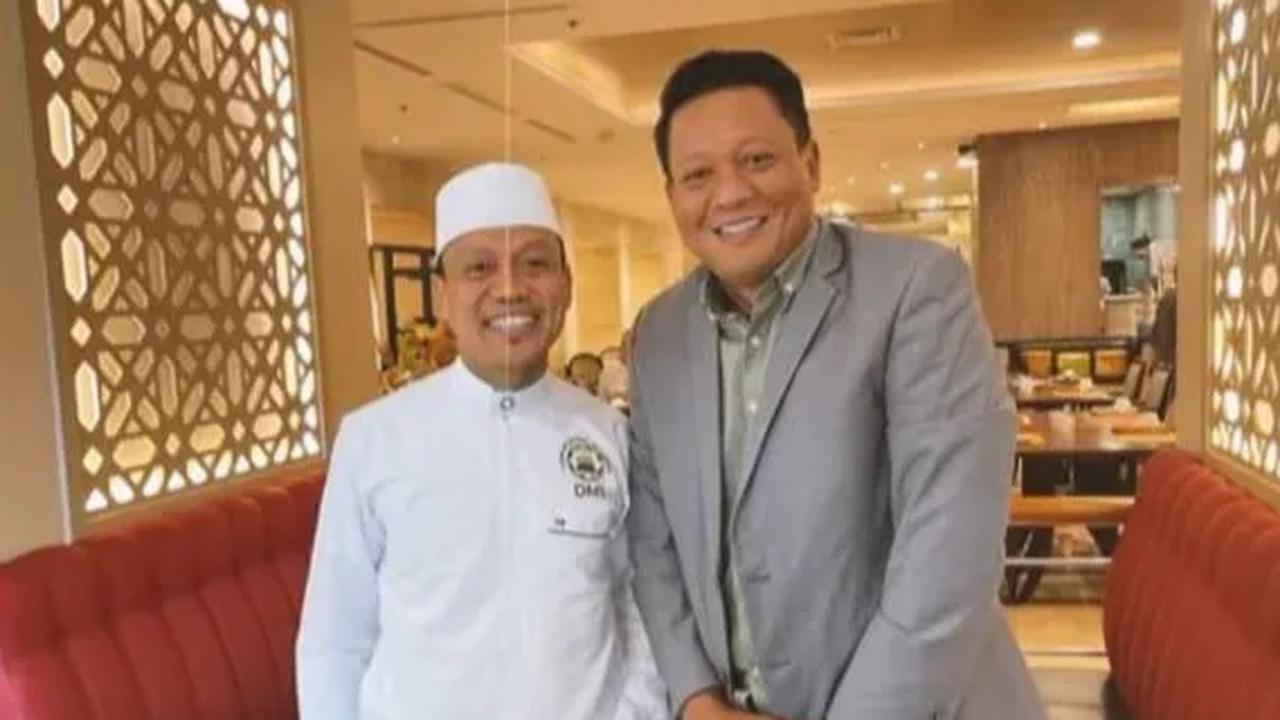 “Pertama dia mengambil identitasmu. Kemudian dia merebut BH dan lingeriemu. Lalu dia superior di segala pertandingan olah-raga dan juga lapangan pekerjaanmu,” tulis Krishna.