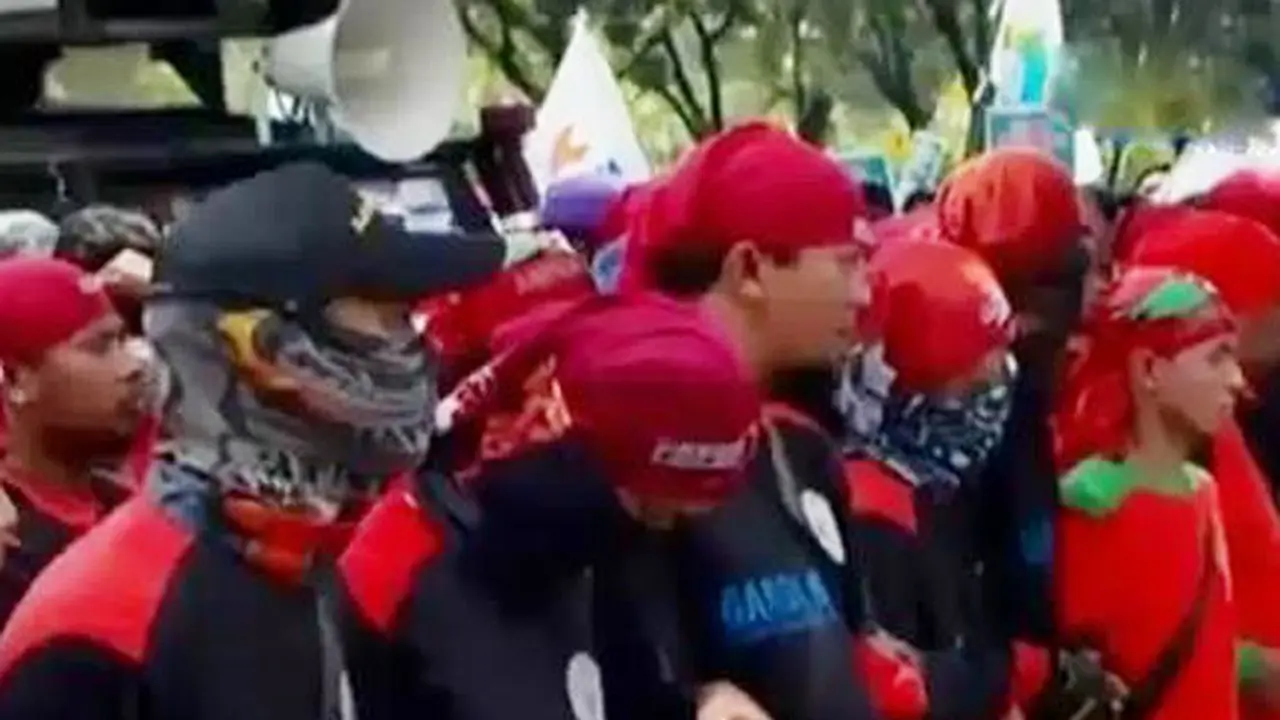 Unjuk Rasa Buruh di Balai Kota
