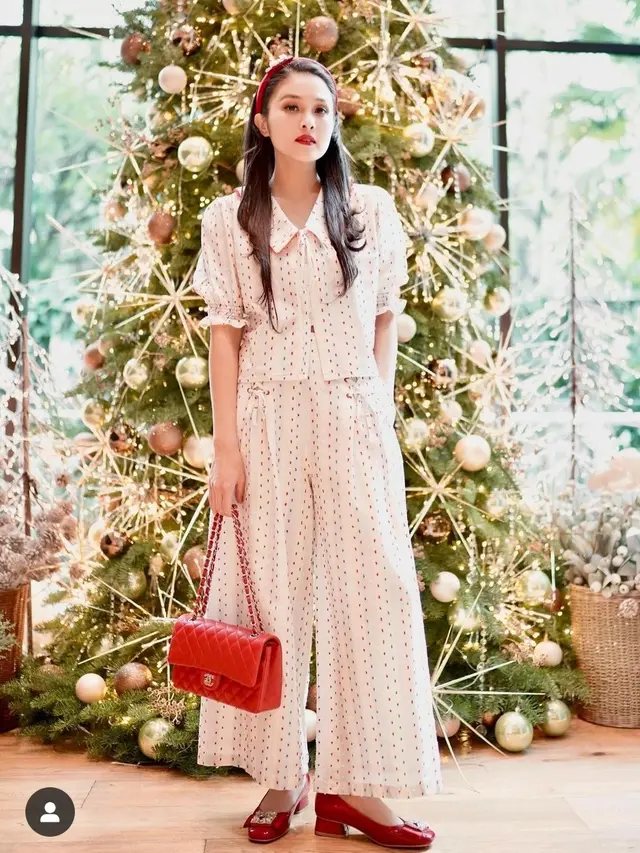 Tak perlu bingung outfit untuk rayakan natal, kamu bisa meniru gaya Sandra Dewi