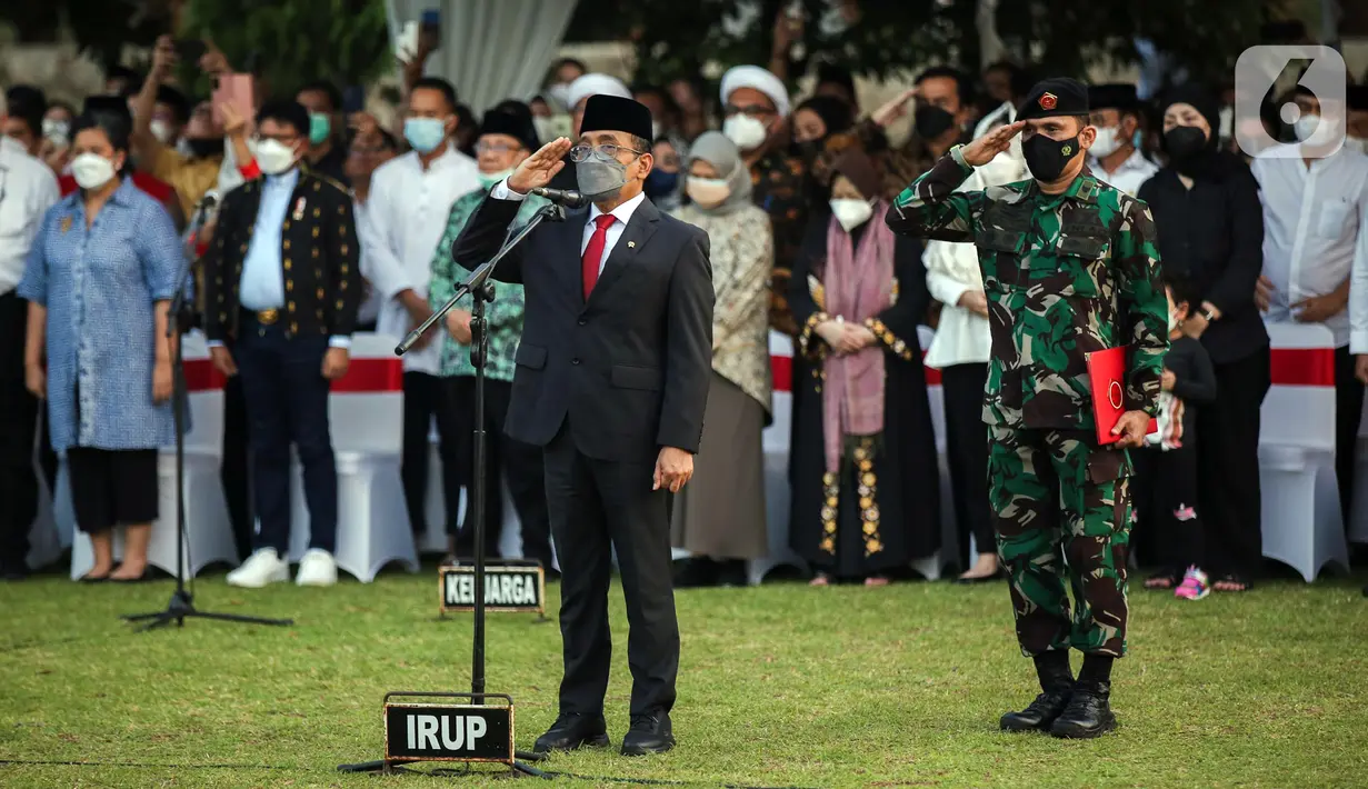 Menteri Sekretaris Negara (Mensesneg) RI Pratikno memimpin upacara pemakaman Menpan RB Tjahjo Kumolo di Taman Makam Pahlawan Kalibata, Jakarta, Jumat (1/7/2022). Tjahjo Kumolo meninggal dunia di Rumah Sakit Abdi Waluyo Jakarta Pusat sekitar pukul 11.10 WIB. (Liputan6.com/Faizal Fanani)