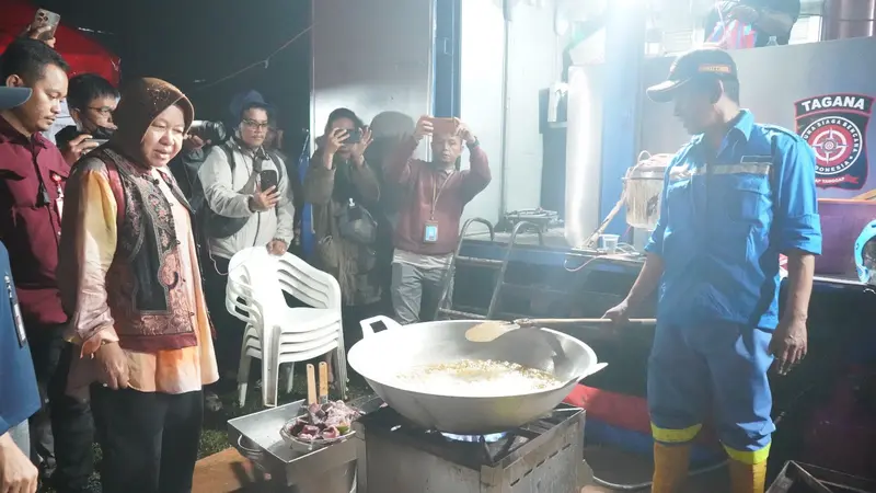 Mensos Risma turun tangan langsung mengecek kesiapan Dapur Umum untuk melayani Para Pengungsi di Kabupaten Agam, Sumbar (Istimewa)