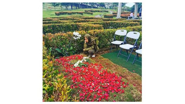 7 Potret BCL Kembali Ziarah ke Makam Ashraf Setelah Manggung, Tetap Tegar