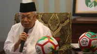 Cawapres nomor urut 01 Ma'ruf Amin berbicara kepada awak media saat Ngopi Bareng di kediamannya di Jalan Situbondo, Jakarta, Rabu (12/12). Ma'ruf Amin mengaku sebagai penggemar AC Milan dan MU. (Merdeka.com/Arie Basuki)