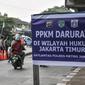 Pemberitahuan PPKM Darurat terpasang saat penyekatan di kawasan Lampiri, Kalimalang, Jakarta, Senin (5/7/2021). Penyekatan ini akan berlangsung selama 24 jam saat masa PPKM Darurat. (merdeka.com/Iqbal S. Nugroho)