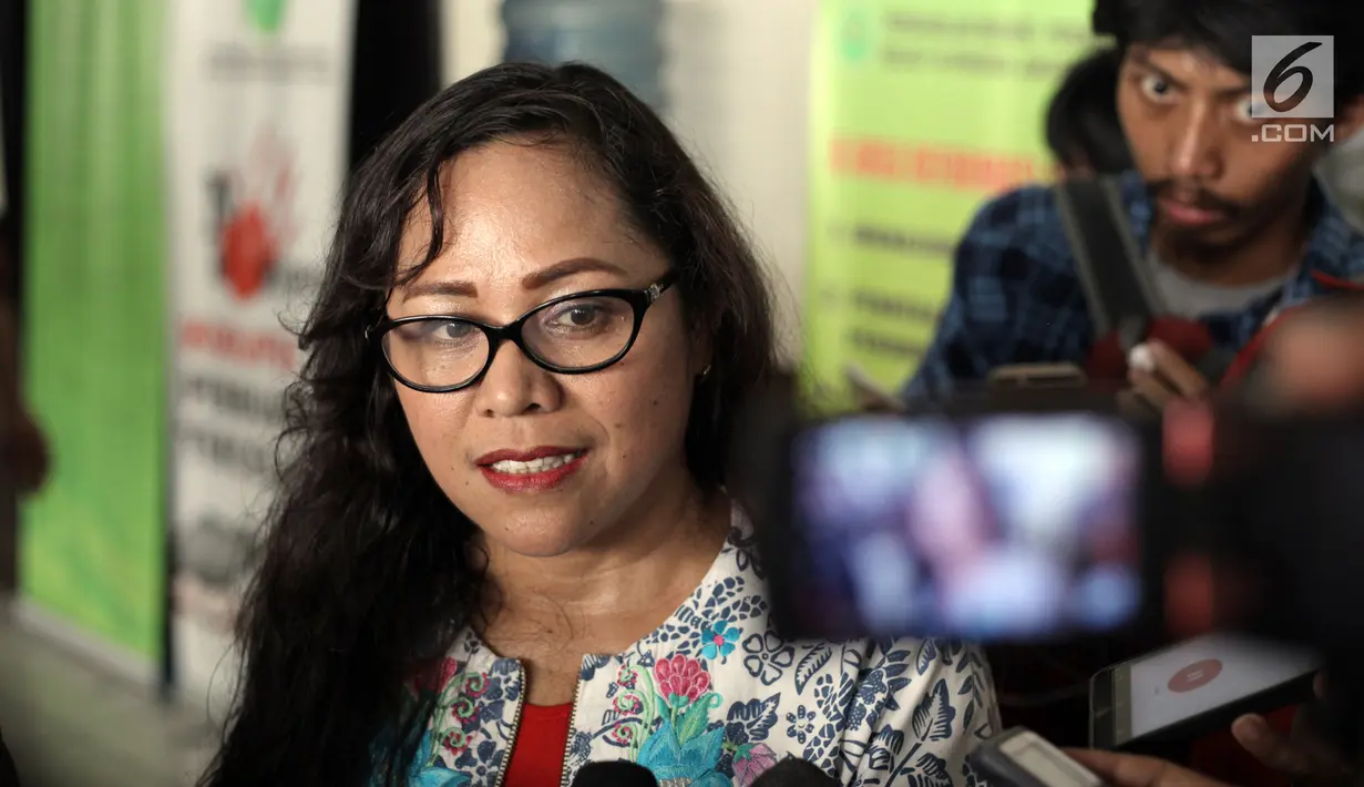 Pengacara dari Law Firm Fifi Lety Indra & Partners, Josefina Agatha Syukur saat dimintai keterangan kepada awak media di PN Jakarta Utara, Senin (8/1). Selain itu, Ahok juga meminta hak asuh anak. (Liputan6.com/Arya Manggala)