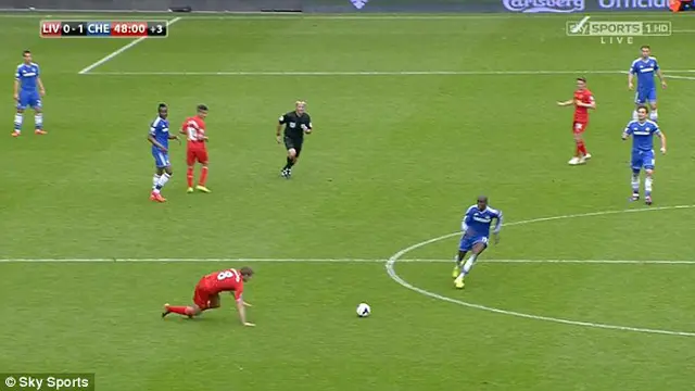 Steven Gerrard terpeleset saat laga Liverpool Vs Chelsea