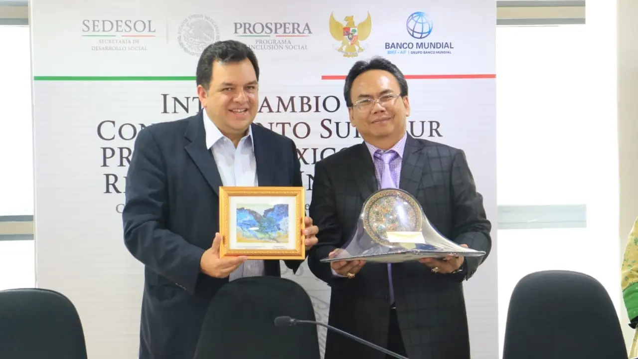 Dirjen Perlindungan dan Jaminan Sosial Kemensos RI Harry Hikmat bersama Jaime Gutierrez Casas National Coordinator of PROSPERA Mexico (sumber: Istimewa)