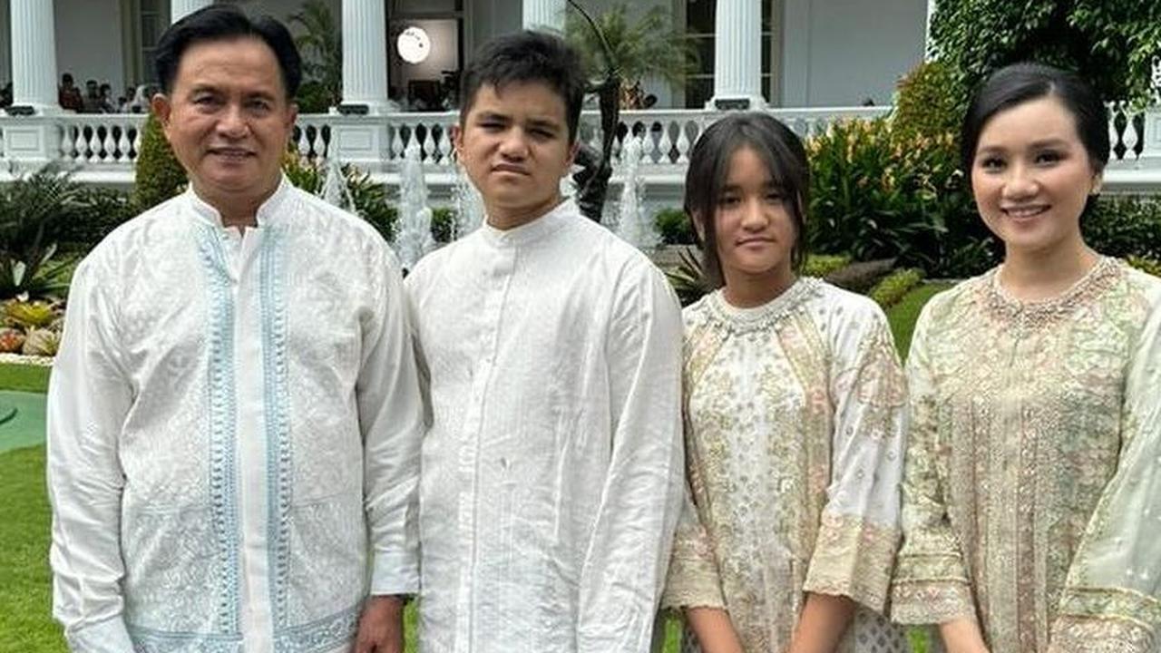 Bukan hanya sarung saja, istri Yusril juga menjadi perhatian masyarakat luas. Terlebih paras cantiknya yang tidak luntur di makan usia. <br>
