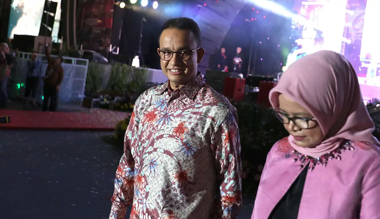 Gubernur DKI Jakarta Anies Baswedan didampingi istrinya saat menghadiri pembukaan event Jakarta Fair 2018 di JIExpo Kemayoran, Jakarta Pusat, Rabu (23/5). (Liputan6.com/Immanuel Antonius)