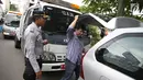 Pemilik kendaraan melihat mobilnya yang akan diderek oleh petugas Dinas Perhubungan di kawasan Pasar Baru, Jakarta, Kamis (14/12). Parkir sembarang di pinggir jalan ini membuat kesemrawutan dan menimbulkan kemacetan. (Liputan6.com/Immanuel Antonius)
