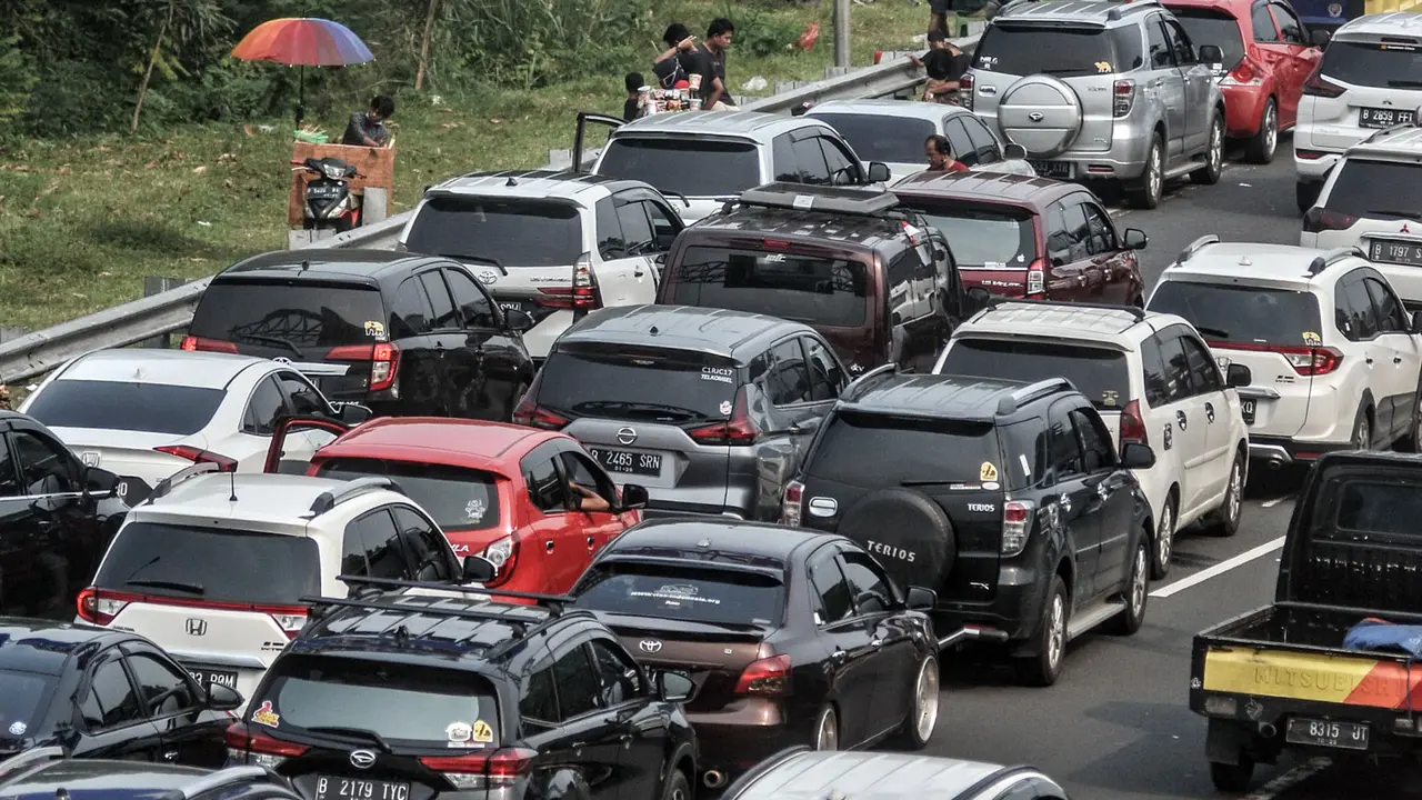 FOTO: Ribuan Kendaraan Arah Puncak Terjebak Penutupan Sistem One Way