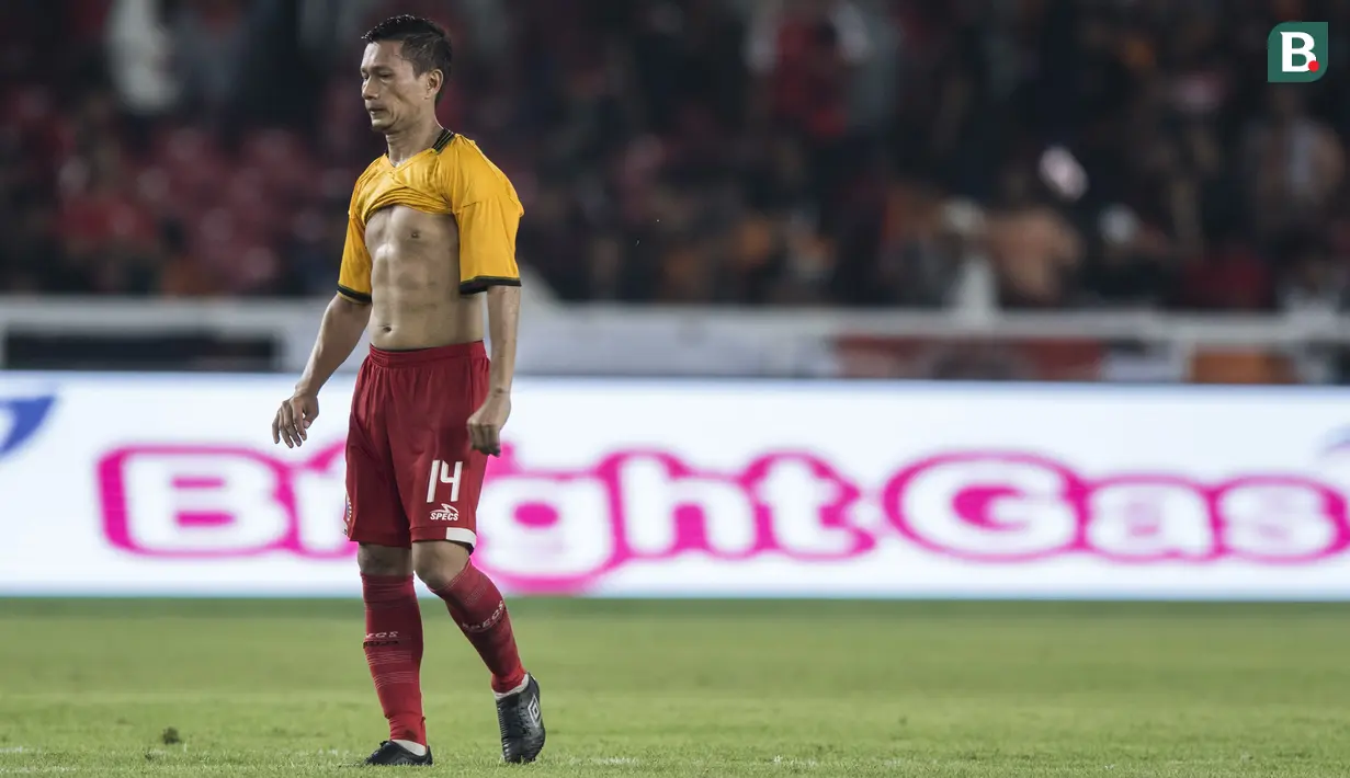 Bek Persija Jakarta, Ismed Sofyan, memakai jersey bek Bhayangkara FC, Vladimir Vujovic, usai laga Liga 1 di SUGBK, Jakarta, Jumat (23/3/2018). Hal ini menarik karena keduanya sempat terlibat konflik. (Bola.com/Vitalis Yogi Trisna)