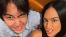 Ini potret romantis Taskya Namya dan Ari Irham yang curi perhatian. Meski sudah berusia 31 tahun, namun tak dipungkiri jika artis dengan nama lengkap Taskya Giantri Namya ini tetap bak ABG. Masuki tahun kelima pacaran, hubungan Taskya Namya dan Ari Irham jauh dari gosip mirip. Terpaut usia tujuh tahun, tak sedikit netizen yang mendoakan pasangan ini langgeng. (Liputan6.com/IG/@taskyanamya)