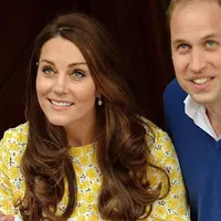 Senyum bahagia Kate Middleton - Pangeran William atas kelahiran anak mereka (via dailymail.co.uk)>