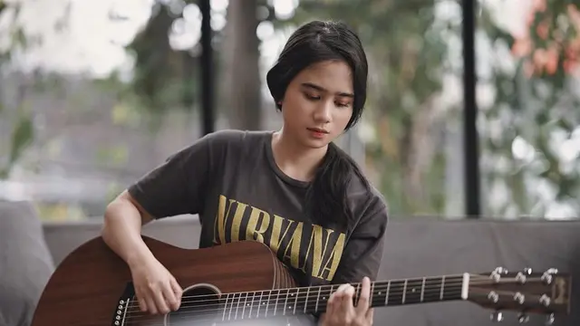 Selain Punya Bakat Akting, Ini 6 Pesona Tissa Biani Saat Main Gitar