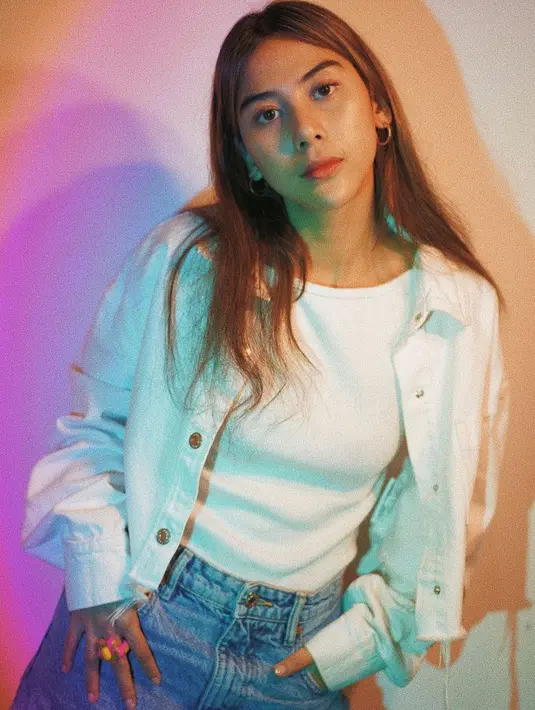 <p>Terakhir adalah Adinda Thomas yang berperan sebagai Widya dalam film KKN di Desa Penari. Adinda adalah sosok yang paling tampak boyish, di antara pemeran perempuan lainnya. Ia senang memadu padankan outfitnya dengan gaya sederhana, seperti ini. Tanktop putih, ditumpuknya dengan denim jacket yang juga berwarna putih, dan dipadu dengan celana jeans. Foto: Instagram.</p>