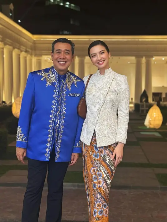 Seperti salah satunya Raline Shah yang menunjukkan pesona semi maskulin mengenakan kebaya janggan nude dengan detail embroidery yang cantik dan mewah  [@ralineshah/@raffinagita1717/@annisayudhoyono].