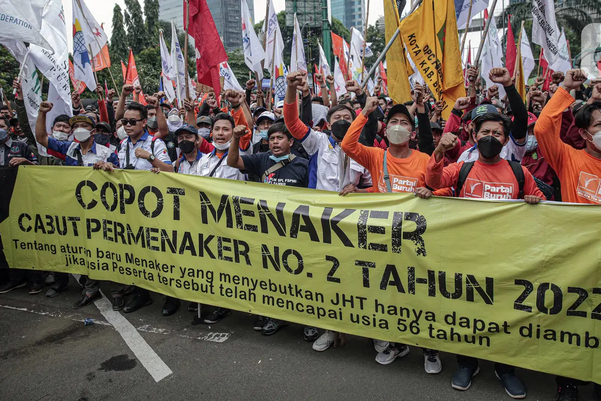FOTO: Buruh Geruduk Kemnaker Tuntut Aturan JHT Dicabut