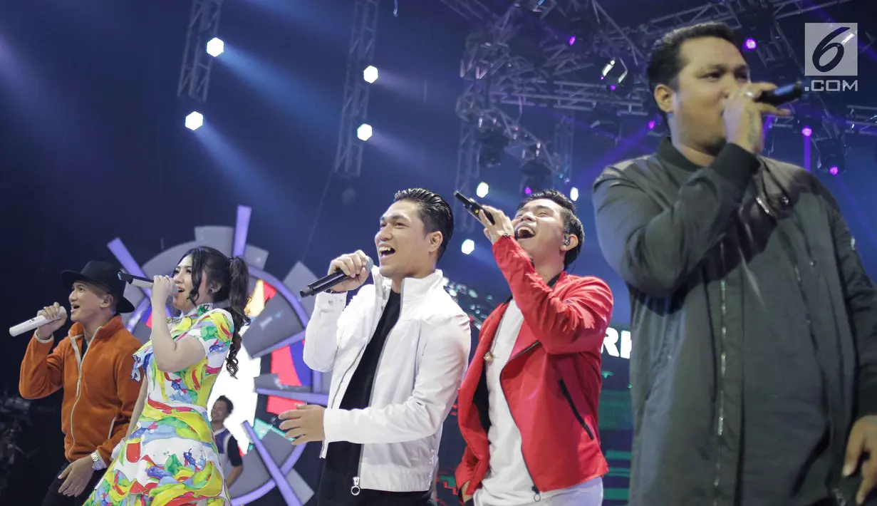 Penyanyi Cakra Khan, Anji, Via Vallen, Rizal Armada, Rizky Febian, dan Virgoun saat tampil bersama dalam Konser Energi Asian Games 2018 di Studio 6 Indosiar, Jakarta, Kamis (8/3). (Liputan6.com/Faizal Fanani)