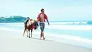 Meski tanpa Ranty Maria bersamanya, Ammar tetap terlihat bahagia dengan liburannya ini. Berada di tepi pantai, Ammar tampak sedang menggandeng seekor kuda yang sepertinya hendak ia tunggangi. (Instagram/ammarzoni)