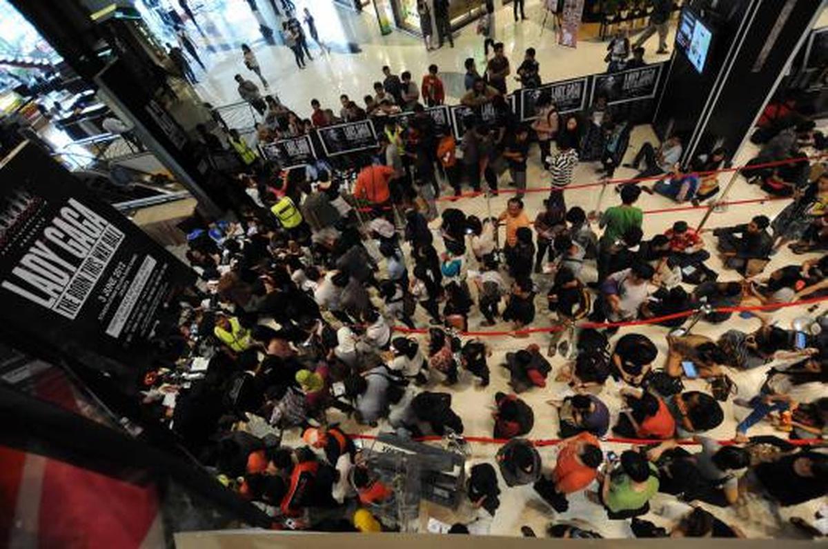 Ratusan penggemar antre beli tiket Lady Gaga