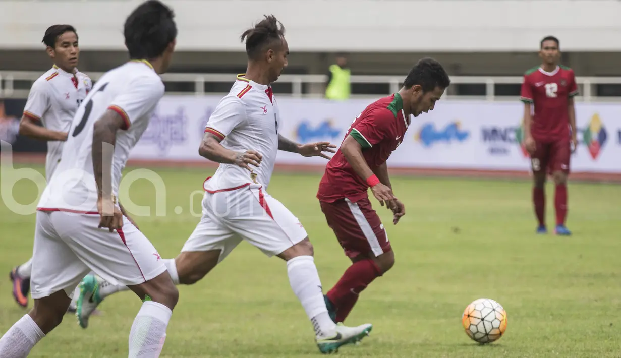 Gelandang Persib Bandung, Gian Zola, berhasil melewati hadangan para pemain Myanmar. Pemain nomor punggung tujuh ini dipercaya pelatih Timnas Indonesia, Luis Milla untuk menjadi playmaker sejak menit pertama. (Bola.com/Vitalis Yogi Trisna)