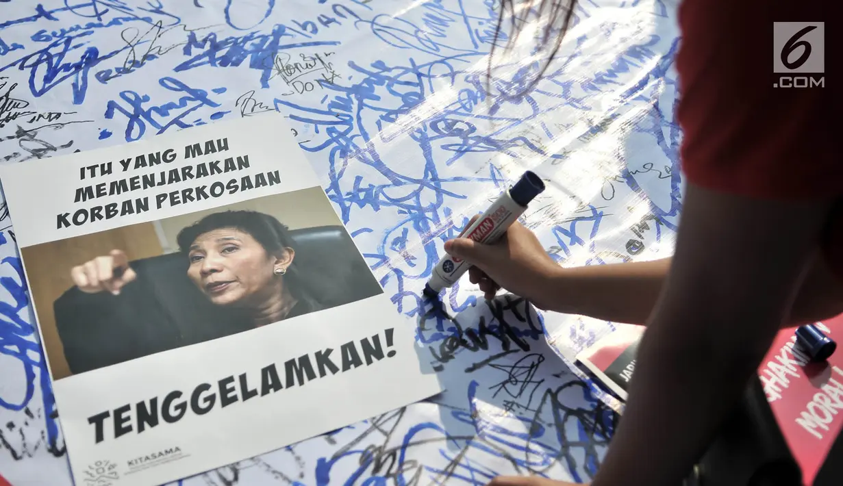 Massa yang tergabung dalam Jaringan Muda Setara menandatangani bentuk dukungan untuk WA korban pemerkosaan saat menggelar aksi di kawasan Bundaran HI, Jakarta, Minggu (5/8). (Merdeka.com/Iqbal S. Nugroho)