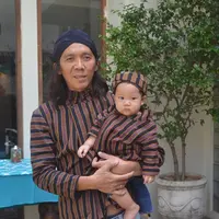 Acara tedak siten anak Bimbim Slank. (Rivan Yuristiawan/Bintang.com)