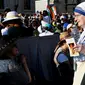 Biarawati dari Ordo Misionaris Cinta Kasih, yang oleh didirikan Bunda Teresa, tiba di alun-alun St. Peter, Vatikan, Minggu (4/9). Bunda Teresa dari Kolkata, India, dinobatkan sebagai orang suci atau santa oleh Paus Fransiskus. (Vincenzo Pinto/AFP)