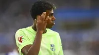 Pemain muda Barcelona, Lamine Yamal, saat menghadapi Alaves di Mendizorroza stadium, Minggu (6/10/2024) malam WIB. (AP Photo/Miguel Oses)