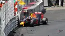 Pebalap Red Bull, Max Verstappen, menabrak dinding pembatas saat kualifikasi pertama F1 GP Monako, Sabtu (28/5/2016). (Bola.com/Twitter/F1)