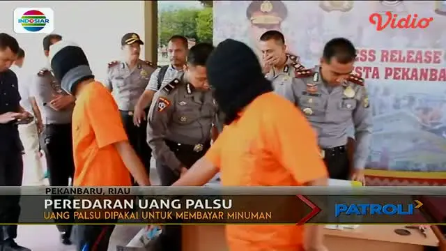 Waspada terhadap peredaran uang palsu. Di Pekanbaru, Riau, dua orang pelaku pencetak uang palsu diamankan. 