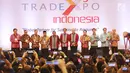 Presiden Jokowi berfoto bersama sejumlah menteri dan tokoh peraih penghargaan dalam pembukaan pameran Trade Expo 2017 di ICE BSD, Tangerang Selatan, Rabu (11/10). (Liputan6.com/Angga Yuniar)