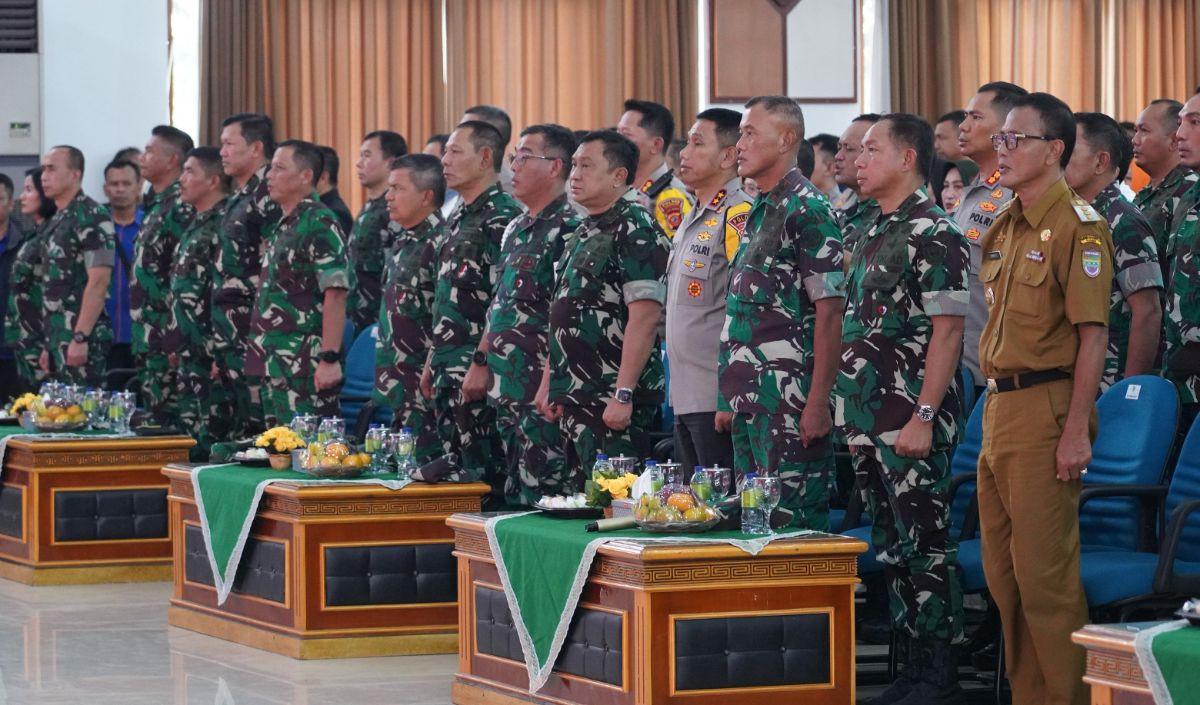 Menurutnya, TNI AD mengajak seluruh elemen masyarakat untuk bersama-sama menjaga situasi agar tetap aman dan damai.<br>