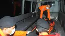 Jenazah korban pesawat AirAsia saat berada di ambulans untuk dibawa menuju RSUD Sultan Imanuddin, Kalteng, Rabu (7/1/2015) dini hari. (Liputan6.com/Herman Zakharia)