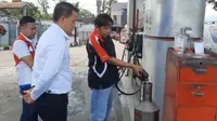 Satreskrim Polres Tasikmalaya bersama perwakilan Pertamina Tasikmalaya menggelar inspeksi mendadak di beberapa SPBU sepanjang jalur mudik alternatif Garut- Tasikmalaya. (Liputan6.com/Jayadi Supriadin)