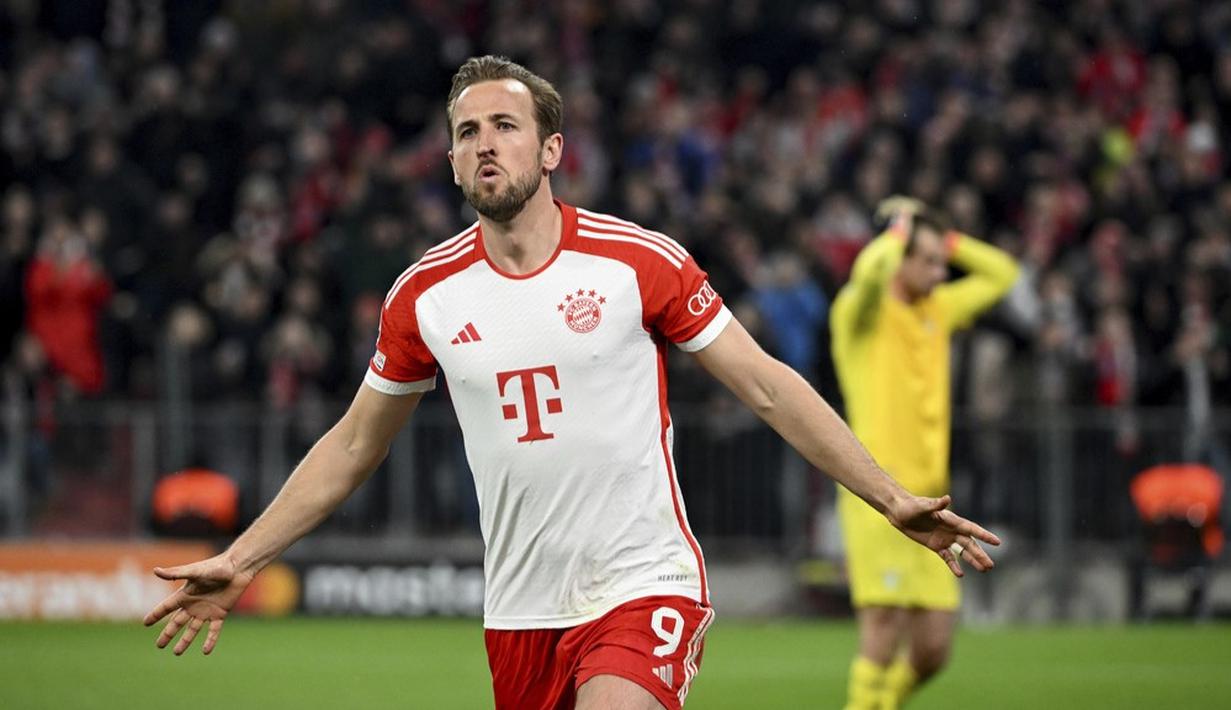Pemain Bayern Munchen, Harry Kane, melakukan selebrasi setelah mencetak gol ke gawang Lazio pada laga leg kedua babak 16 besar Liga Champions yang dihelat di Allianz Arena, Rabu (6/3/2024). (Sven Hoppe/DPA via AP)