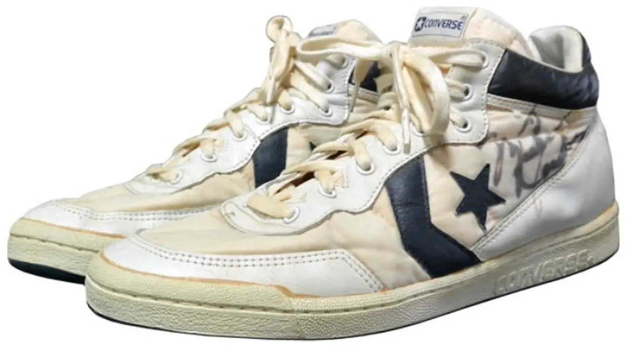 Sepatu basket Michael Jordan